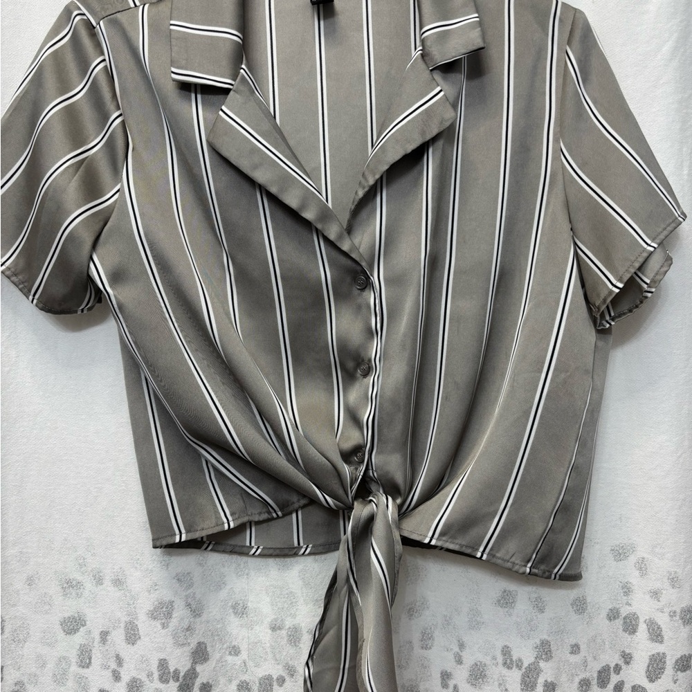 Forever 21 Gray and White Crop Button Down Shirt